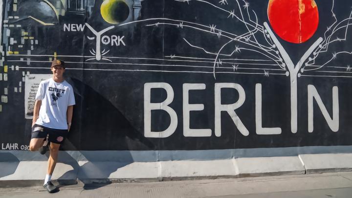 官方：利兹联中场球员阿伦森正式租借加盟柏林联合