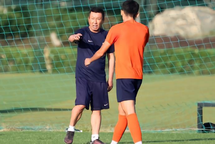 记者：郑铮与王彤已参与合练有望出战申花，克雷桑正积极康复