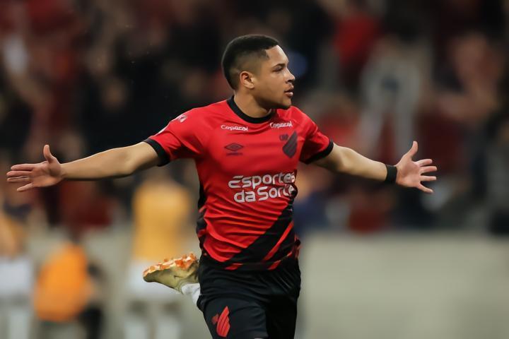 新援到位，记者：维托尔-罗克刚刚与巴萨完成签约