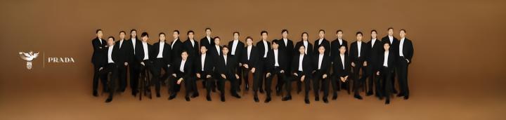 中国女足世界杯全家福出炉，全员身穿Prada西装