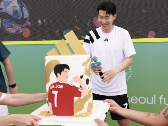 孙兴慜出席女足世界杯活动：女足现在热度高，需要球迷的热情