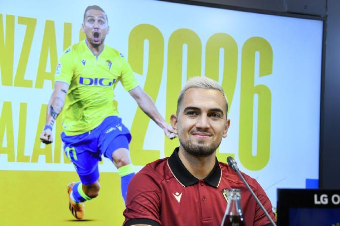 ??埃斯卡兰特签约亮相仪式：“我和我的家人很高兴能