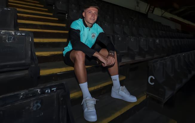 官方 : 巴恩斯利与前锋马什签下续约合同