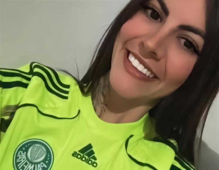 美媒：一名23岁女子在球迷斗殴中被一瓶啤酒砸中颈部导致身亡