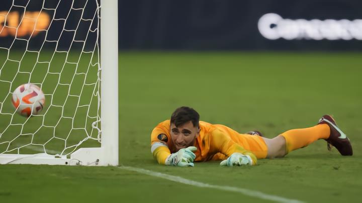 冒失出击 再扑点球，特纳成第4位金杯赛出场上双的美国门将