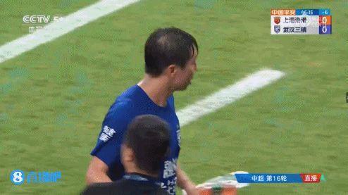 论业余我们是专业的任航染红后去到替补席，本应离开比赛场地