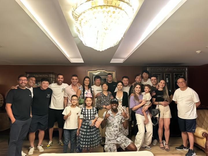 山东队翻译举办生日晚宴，莫伊塞斯、克雷桑、费南多等人参与