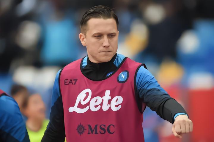 波媒：德佬给泽林斯基下最后通牒，不续约并留队可能会上看台