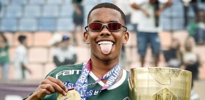 世体：巴萨看上了帕尔梅拉斯16岁前锋埃斯特旺