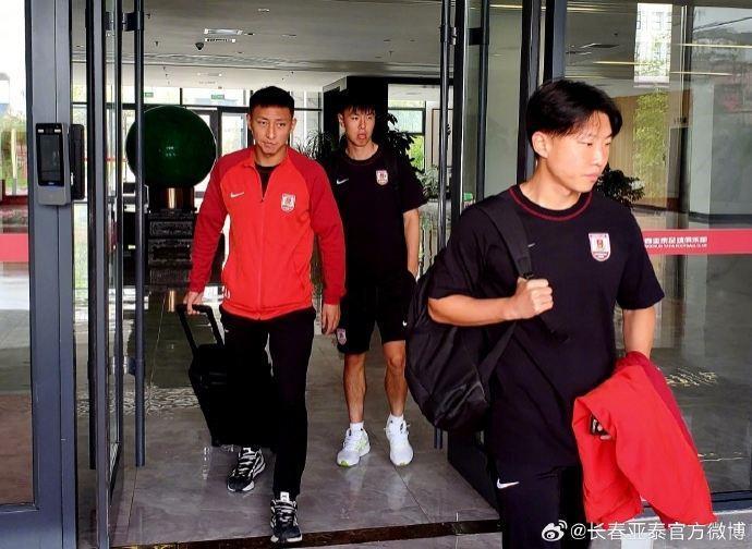 长春亚泰队兵发大连 16日上演“东北德比”