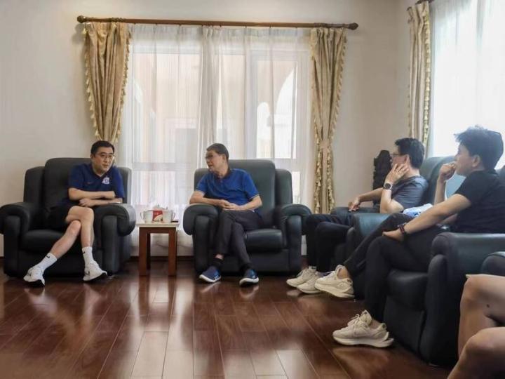 申花老总谷际庆与吴金贵拜访徐根宝：感谢徐指导培养的人才