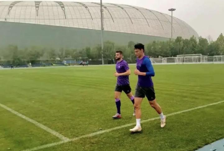 津媒：维塔诺夫随天津出征；因语言相近，他与贝里奇形影不离