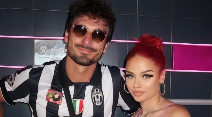 胡梅尔斯参加音乐节，身穿尤文图斯球衣