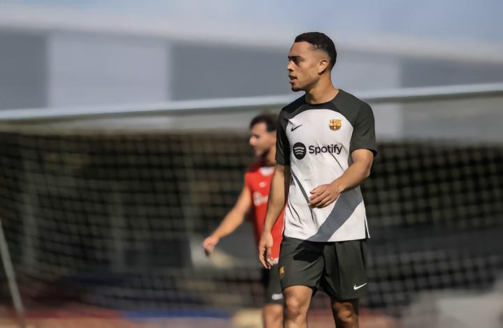 记者：巴萨带德斯特去美国是考虑赞助和票房，回来后要送走他