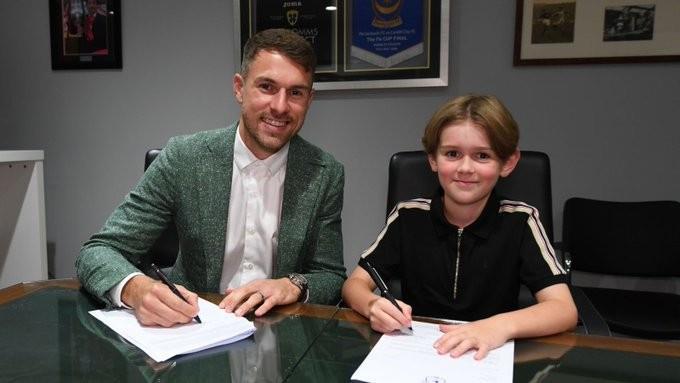 上阵父子兵！官方：32岁拉姆塞和大儿子桑尼一起加盟卡迪夫城