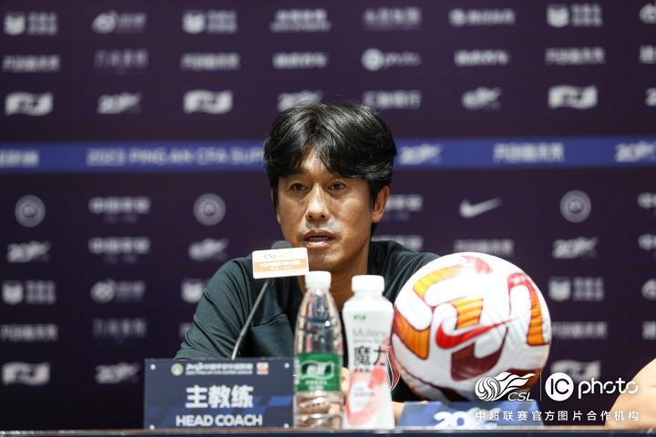 7月16日下午，成都蓉城队主教练徐正源和球员唐鑫