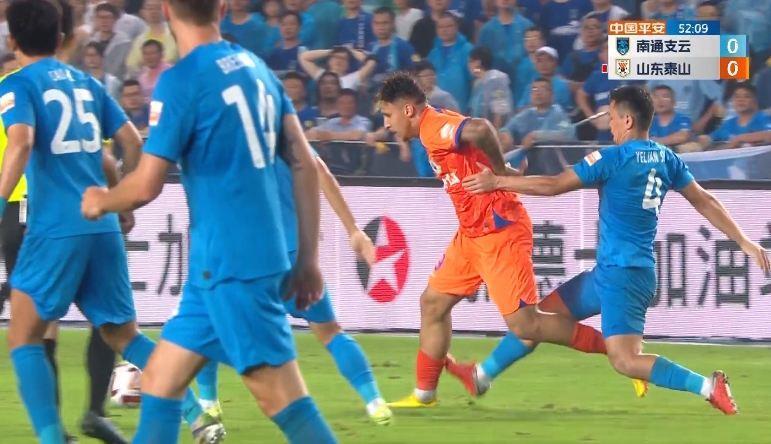 南通5分钟连吃3黄！克雷桑被踩到后跟，费南多2次被犯规