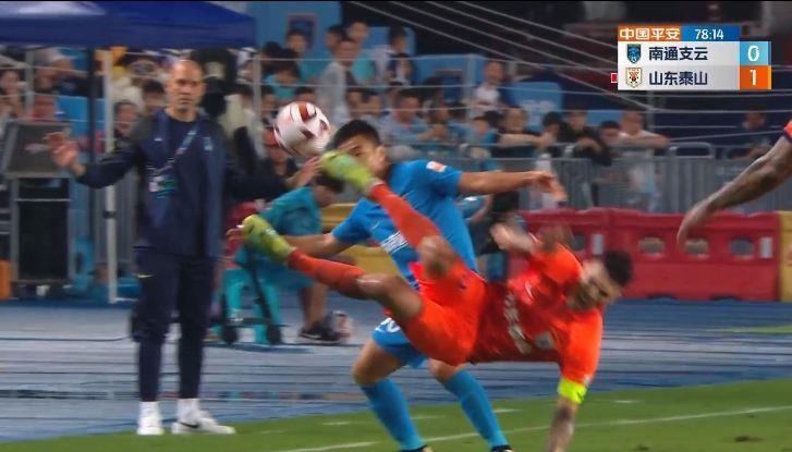 事故不断！李湘彬刚上场就放倒莫伊塞斯，双方爆发冲突！