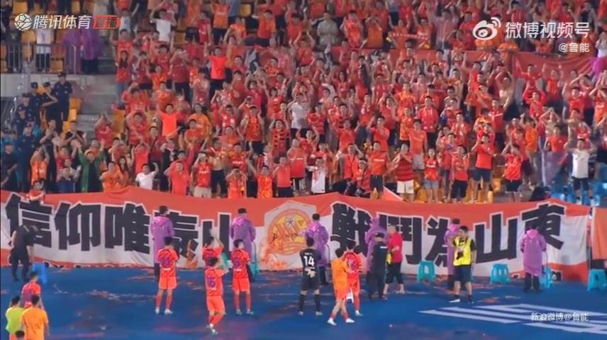 山东XX！泰山全队赛后谢场，背景音可以清楚听见南通球迷谩骂
