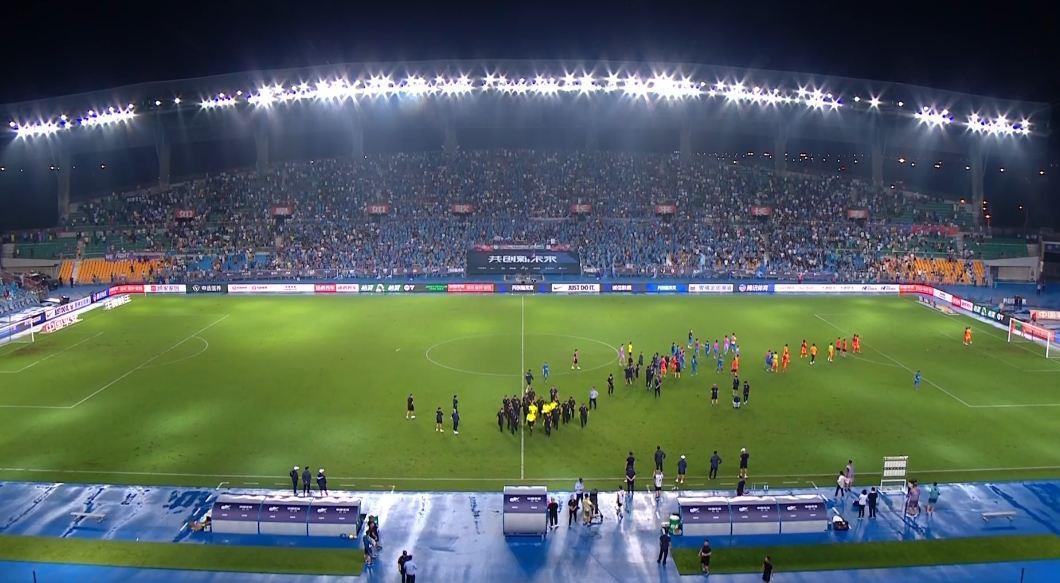 比赛完了但事儿还没完！泰山工作人员抗议染黄，裁判组被安保护送离场