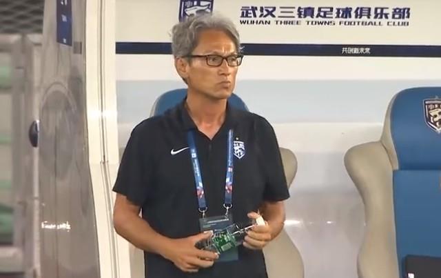 高畠勉：我一直提醒球员对判罚保持克制，客场拿到1分能接受