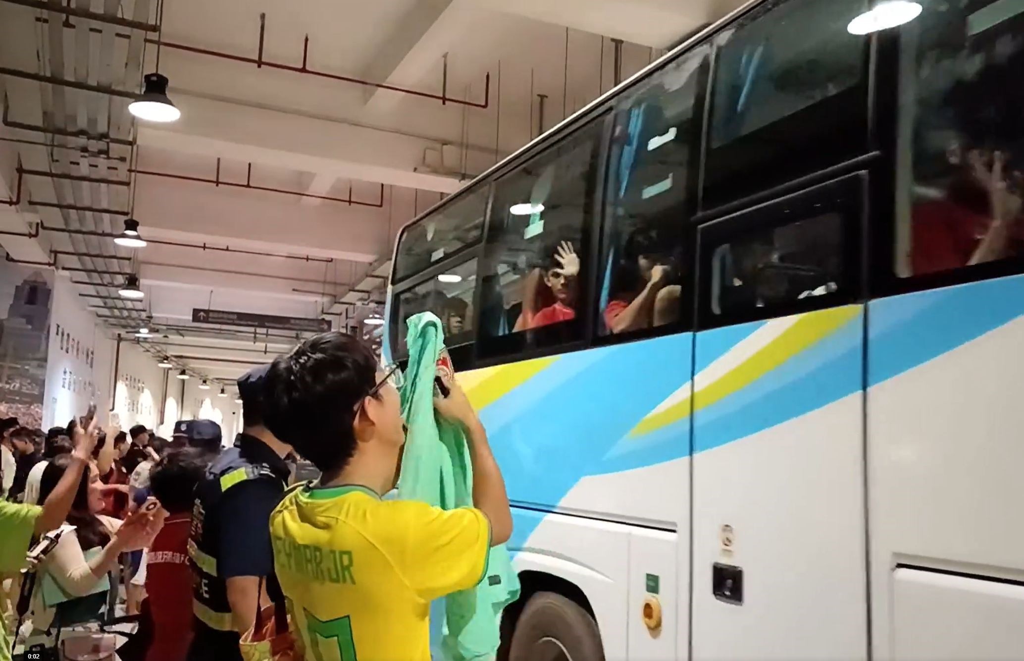 同样是客场！海港受到深圳球迷热烈欢迎，球迷高喊武磊