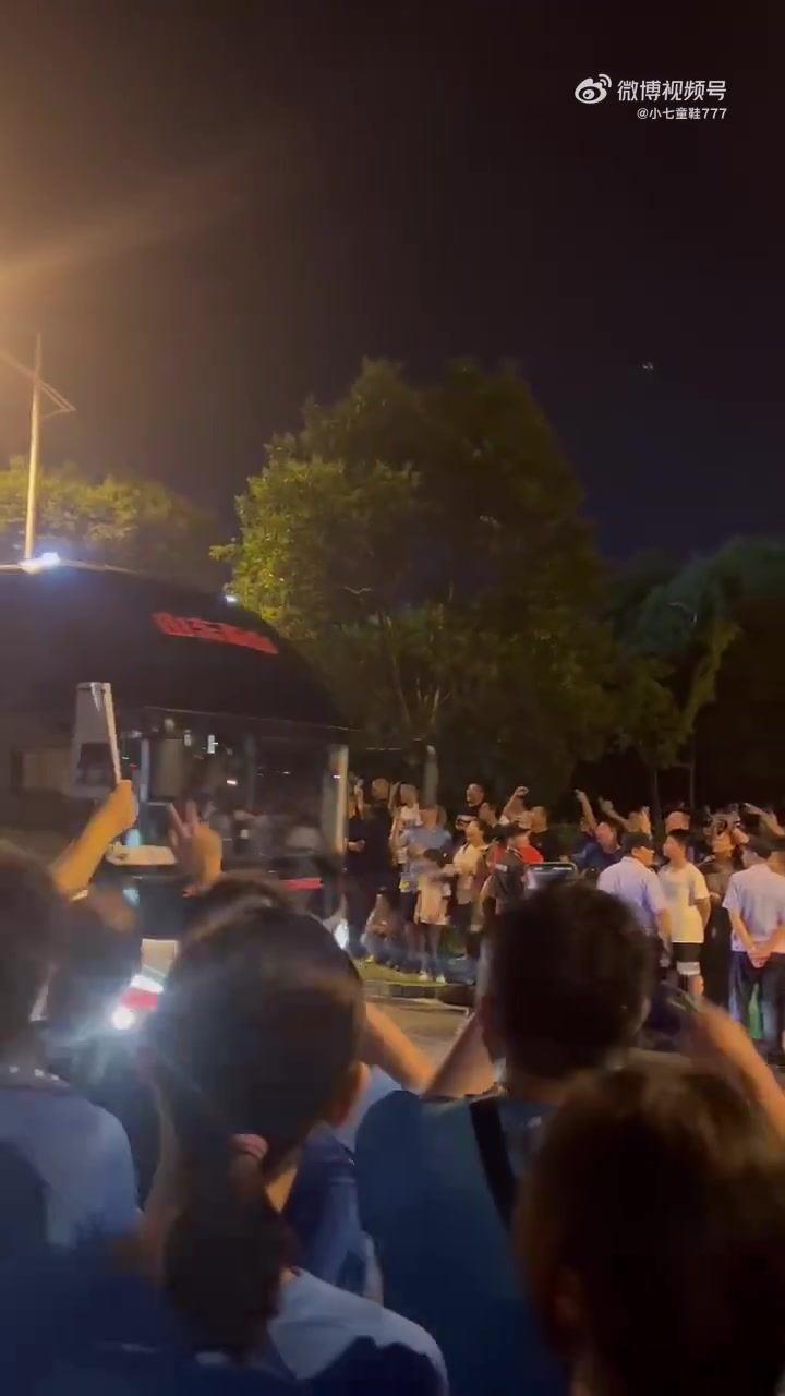 什么仇什么怨泰山球员大巴离开体育场，南通球迷围在路边继续骂