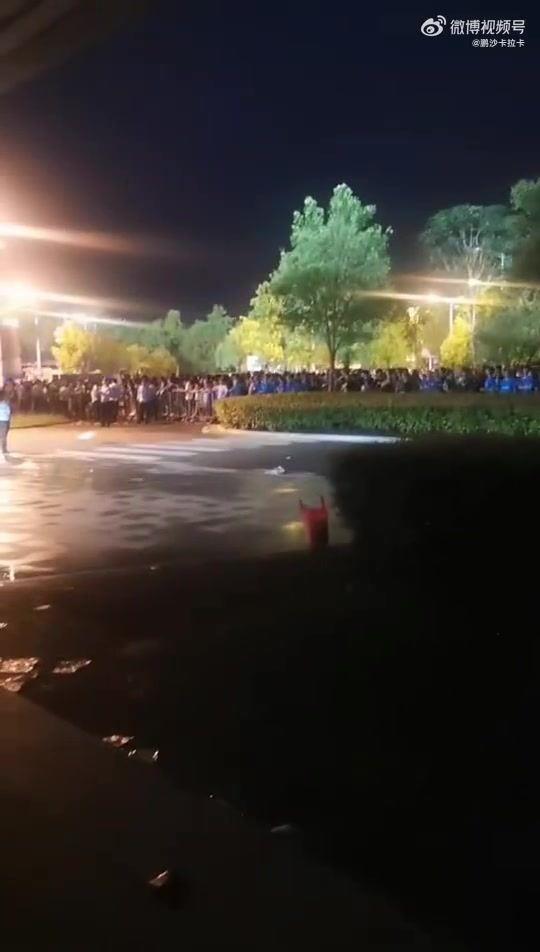 南通球迷仍在场外集结，喊“泰山XX”“山东XX”