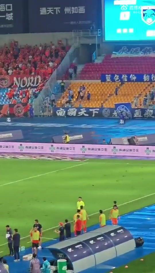 场边早干起来了泰山、南通球迷比赛时隔着护墙对骂，扔水瓶