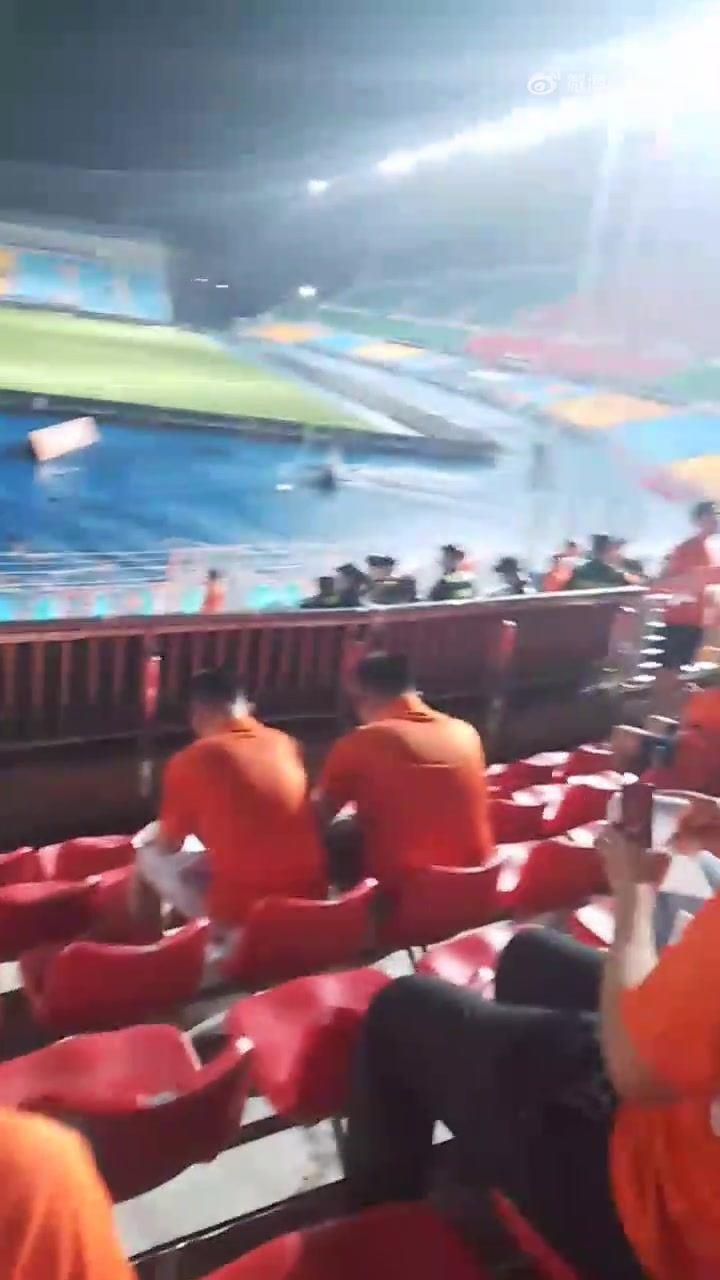 啥时候能走？比赛结束快1小时，泰山球迷还被迫滞留在球场内