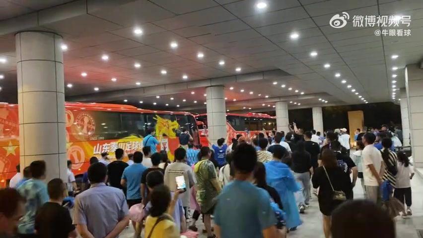 不依不饶南通球迷当着孩子的面，追着山东大巴骂、竖中指