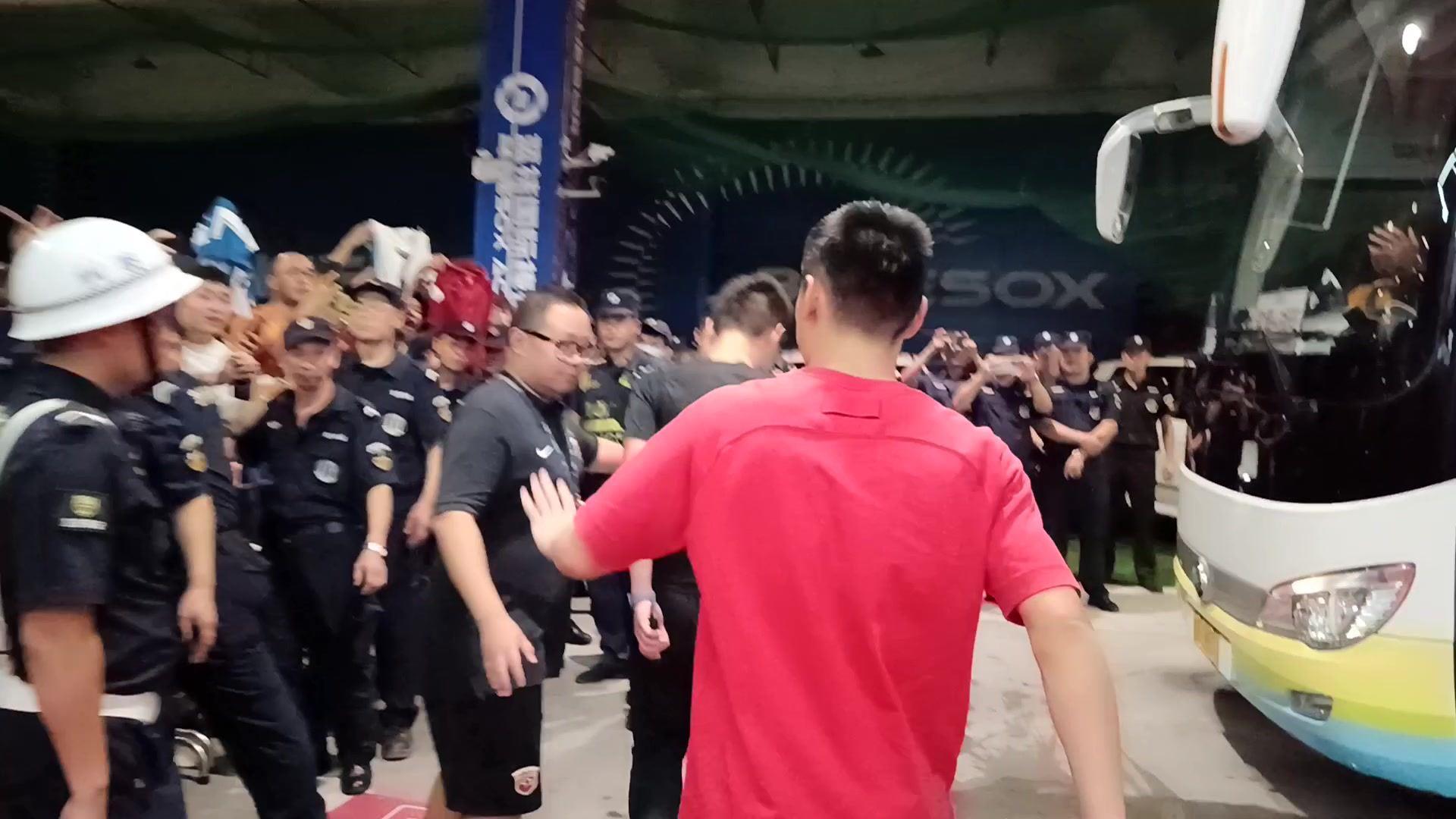 武磊：感受到了现场球迷对我的支持！比赛有胜负，热情永不负！