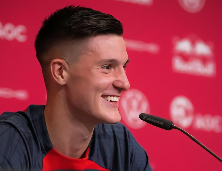 谢什科：从小就很崇拜伊布；喜欢看哈兰德比赛并观察他的踢法