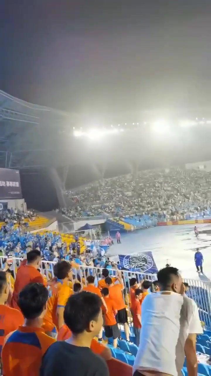 直接送医院！实拍：一山东球迷遭超远距离水瓶暴击而倒 双方互扔