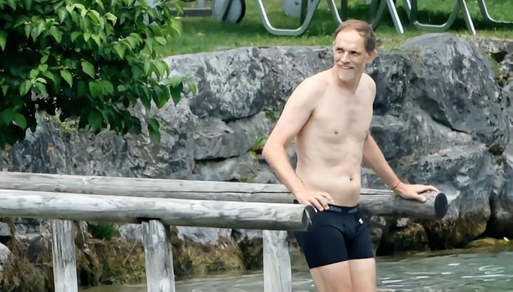 训练后放松，图赫尔带领拜仁球员跳入泰根湖游泳