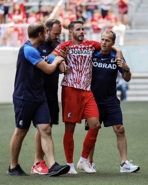 弗赖堡队长京特尔在与草蜢的比赛中不幸遭遇右手骨折