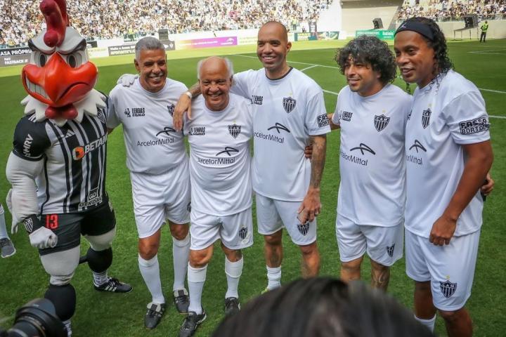 米内罗竞技举办传奇明星赛，塔尔德利、小罗等人出场亮相