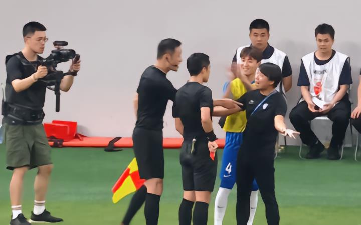 中超裁判又双标？同样举动两种处罚，中国足协到底有规则吗