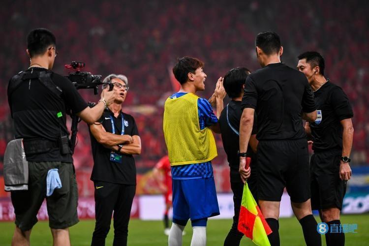 记者：裁判员应是比赛服务者；希望骂其他裁判也一碗水端平罚6场