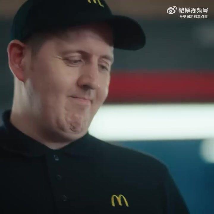 德布劳内麦当劳广告片：服务员塞的纸巾以为是要签名