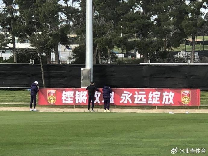 北青：孙雯已抵达澳大利亚和女足会合，挂横幅给球队助威