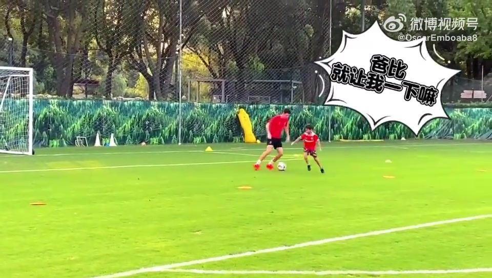 父子局奥斯卡晒与儿子一同踢球视频，小Caio进球后模仿C罗 姆总