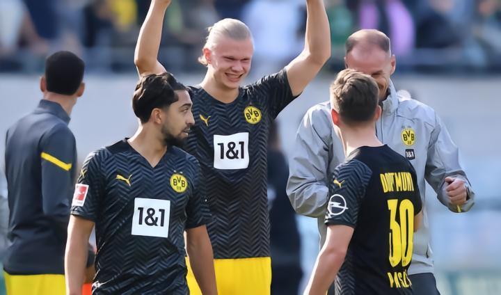 前多特前锋：原想着哈兰德只比我大一岁，但后来只能仰视他