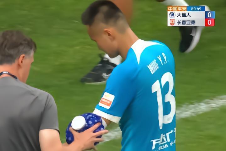 朱晓刚透露王耀鹏伤情：胳膊还挺严重，他也挺着急