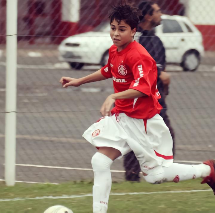 成都蓉城新援安德里戈丨为母队拒巴萨，开公司卖女装