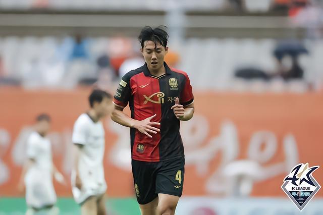 先不留洋，沙尔克内部人士：韩国21岁中卫李韩汎目前无法转会