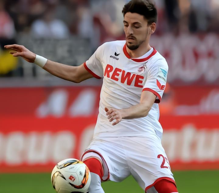 希腊超级联赛球队帕纳辛奈科斯官方宣布，球队从华沙