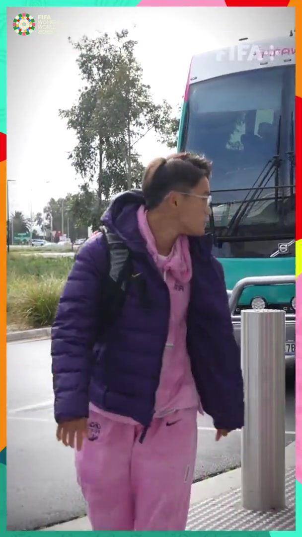 记者：中国女足今天上午乘包机前往珀斯，赛前有半小时踩场