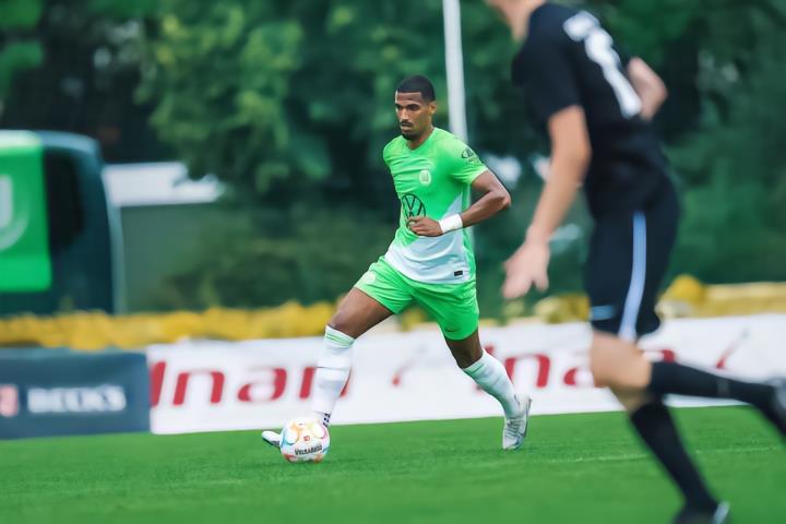 延茨：选择25号因为是沙尔克的传奇号码，想把它带入生涯中