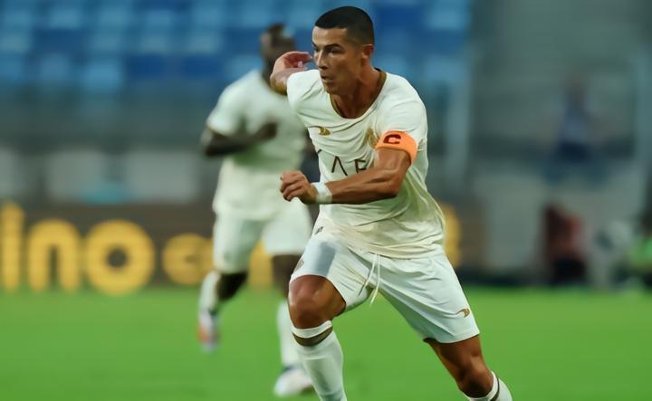 世体：C罗比赛中穿着阿迪护腿板，可能失去耐克巨额合同